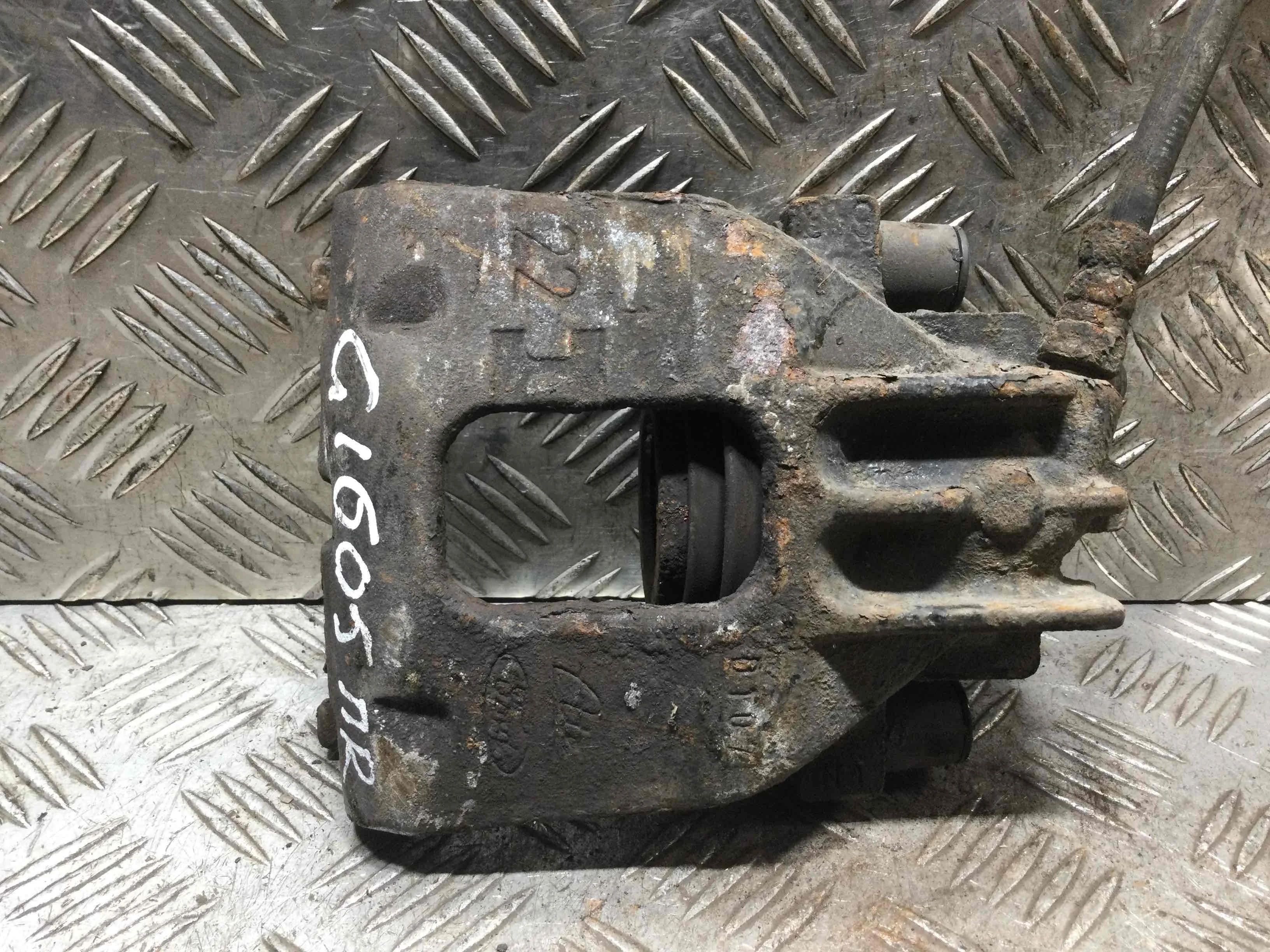 Суппорт передний правый Ford Focus 1 поколение [рестайлинг] (2001-2005) бензин 1.6 i Механика Х/б