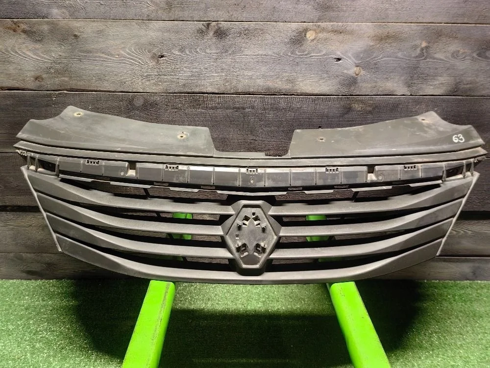 Решетка радиатора Renault Logan