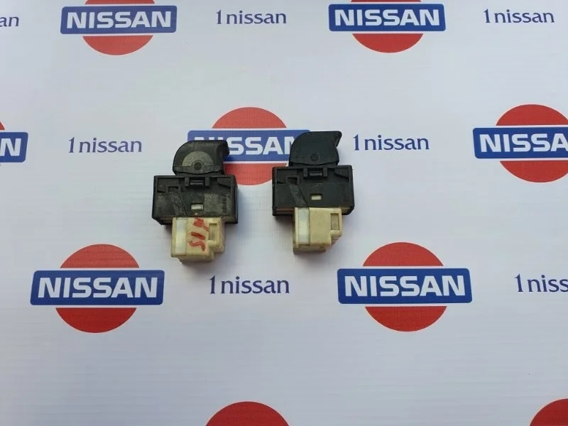 Кнопка стеклоподъемника Nissan Almera 1995-2000 254110M010 N15 GA16, передняя правая