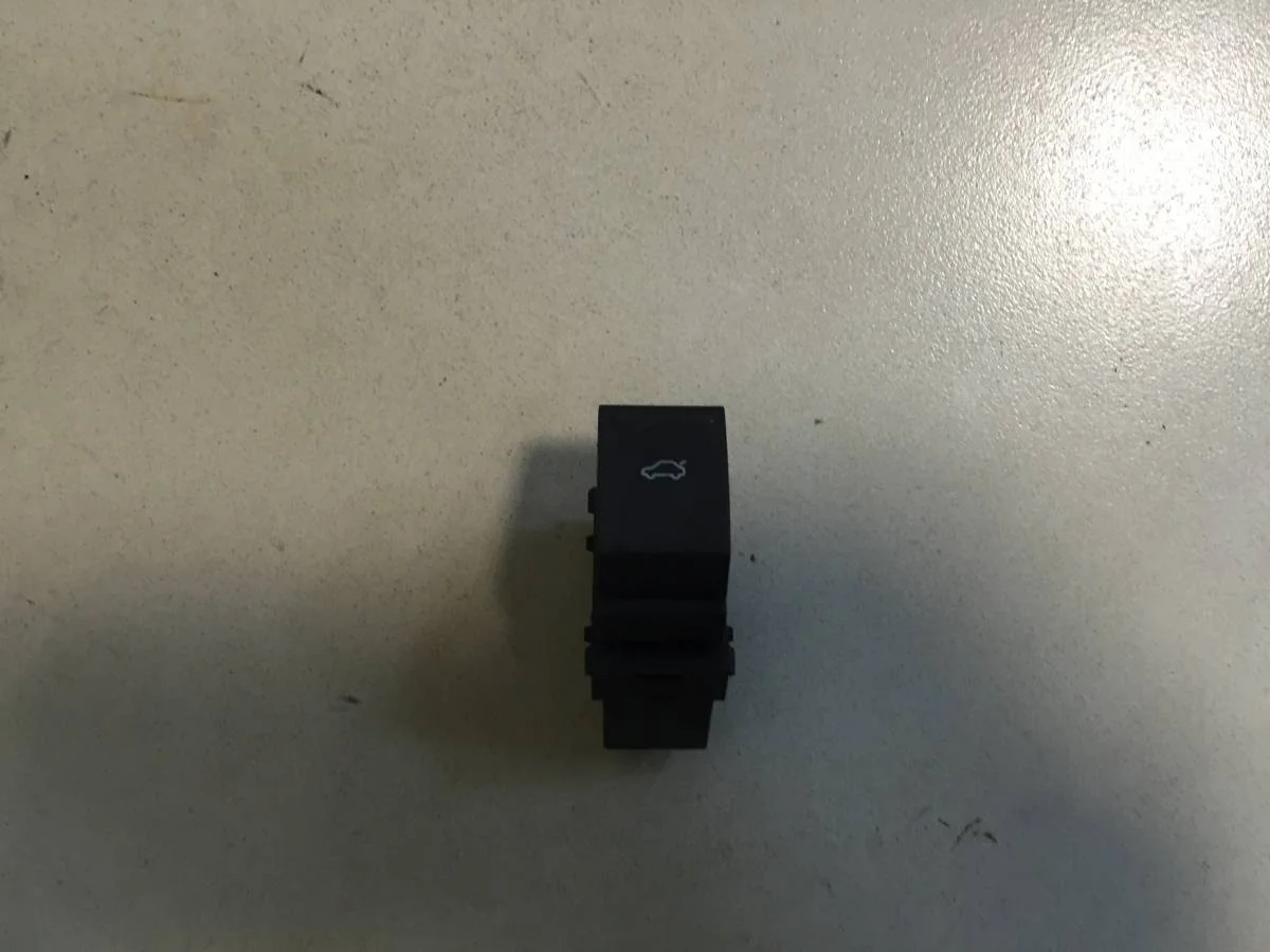 Кнопка открывания багажника Volkswagen Polo Sed RUS 2011>