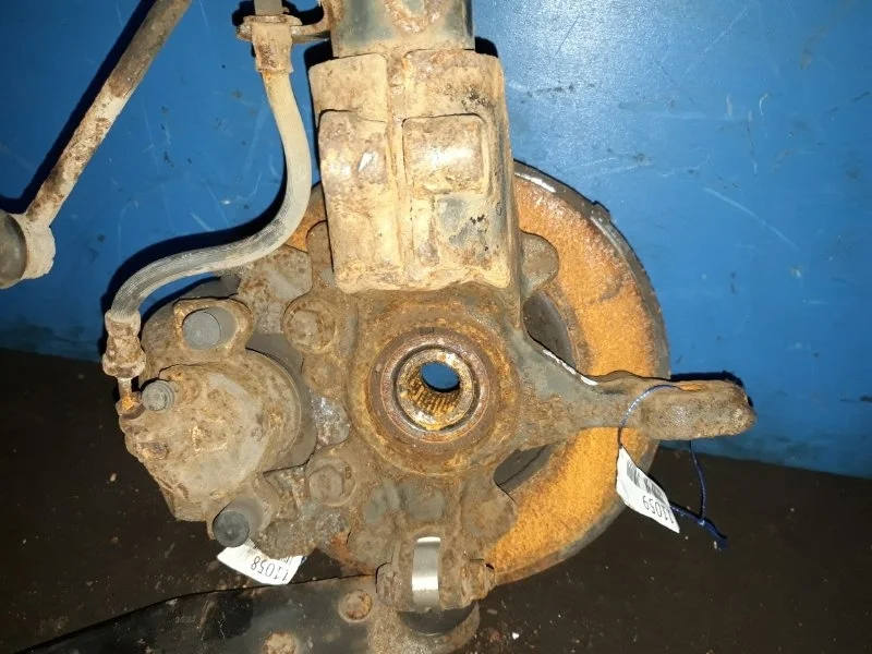 Поворотный кулак Ford Focus 3 2011-2019 AV613K170, передний правый