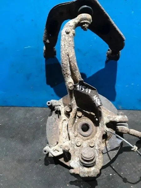 Поворотный кулак Nissan Navara D40 2005-2014 40015EB000, передний левый