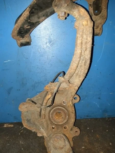 Поворотный кулак Nissan Navara D40 2005-2014 40014EB000, передний правый