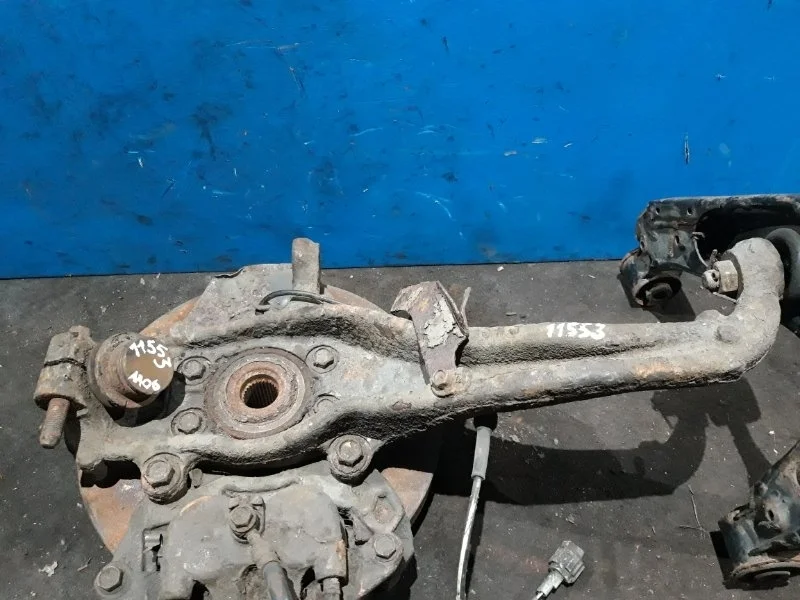 Поворотный кулак Nissan Navara D40 2005-2014 40014EB000, передний правый