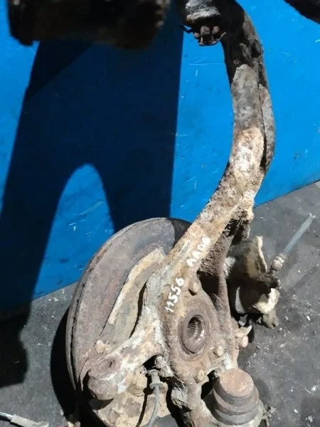 Поворотный кулак Nissan Navara D40 2005-2014 40014EB000, передний правый