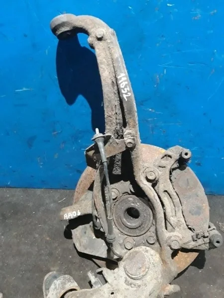 Поворотный кулак Nissan Navara D40 2005-2014 40014EB000, передний правый