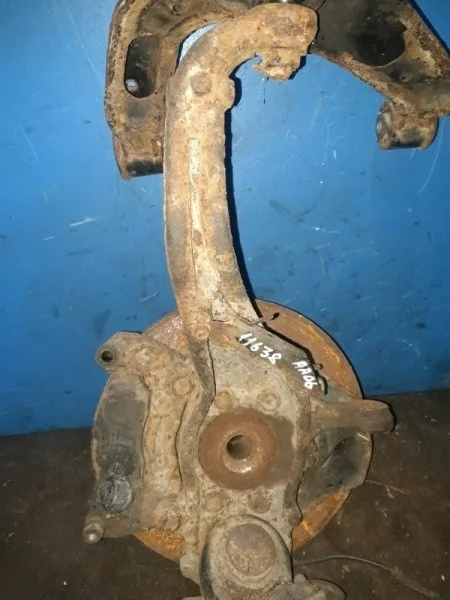 Поворотный кулак Nissan Navara D40 2005-2014 40015EB000, передний левый