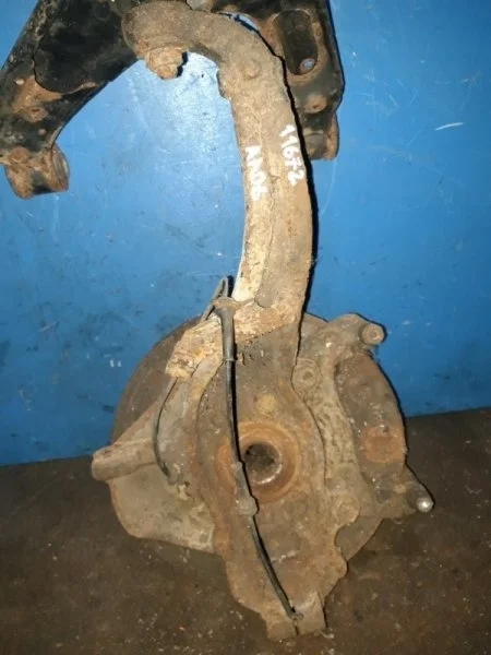 Поворотный кулак Nissan Navara D40 2005-2014 40014EB000, передний правый