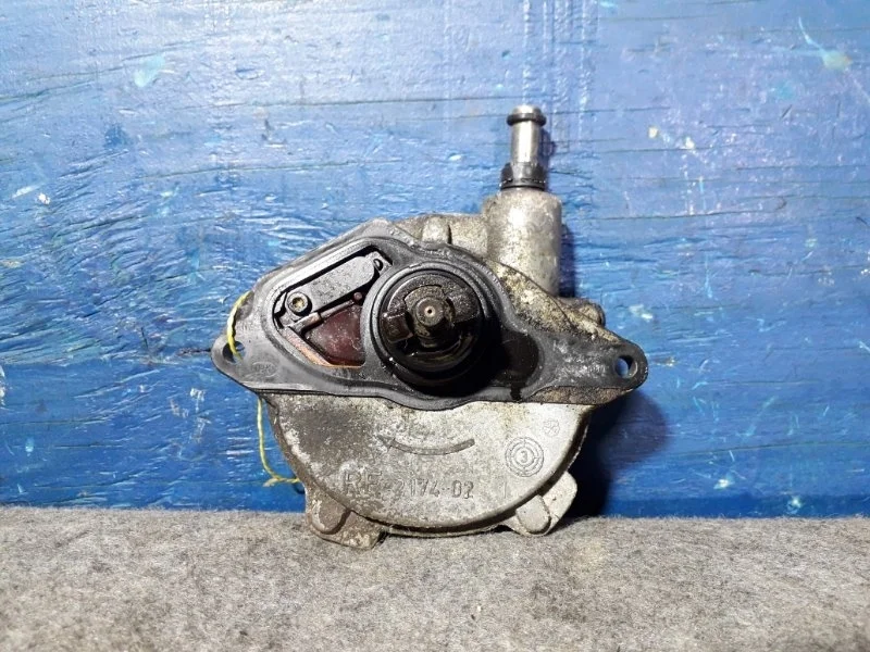 Вакуумный насос Mercedes C W203 2000-2005 A2712300965 1.8 M271.946