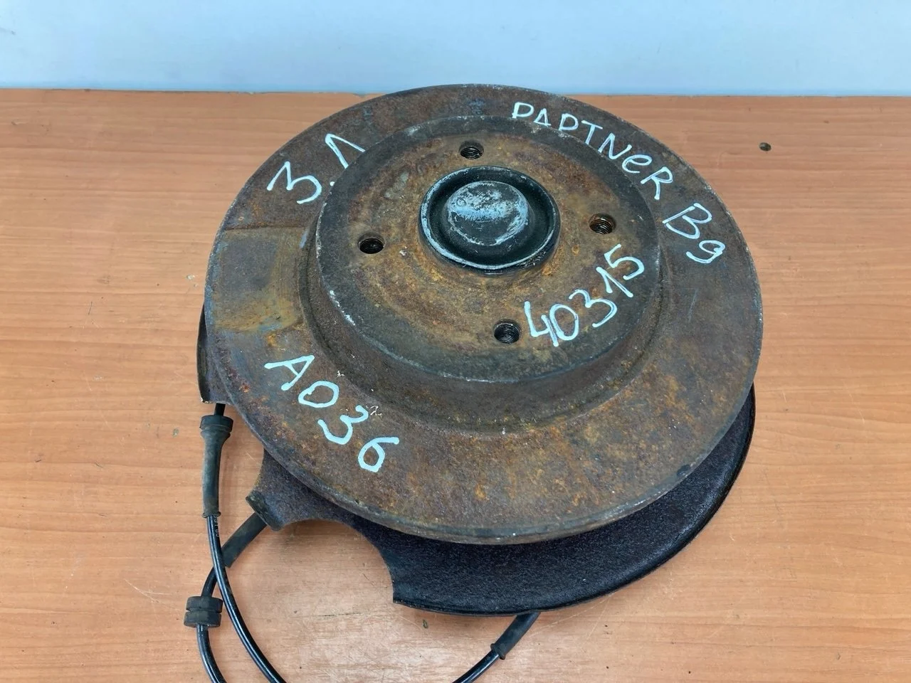 Поворотный кулак Peugeot Partner B9 2013 517637 1.6 DV6DTED, задний левый