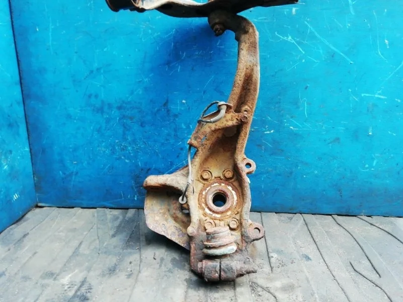 Поворотный кулак Nissan Navara D40 2005-2014 40014EB000, передний правый