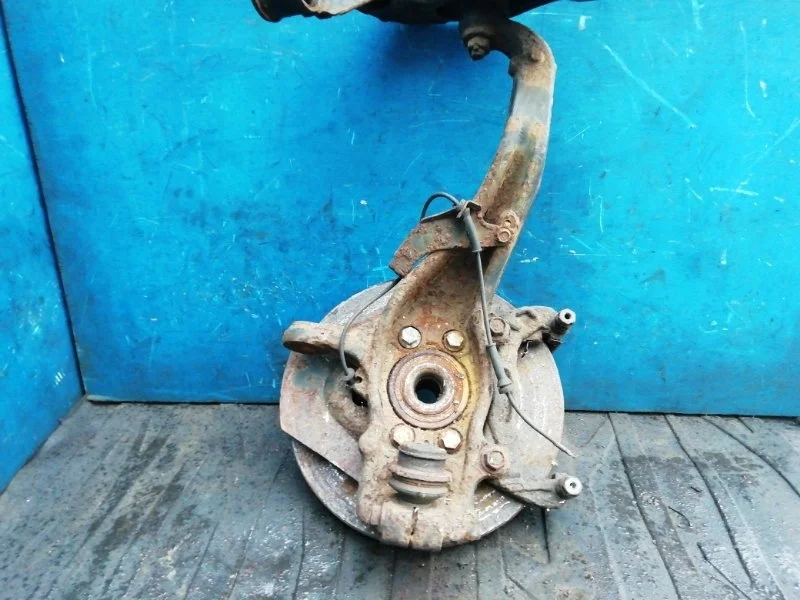 Поворотный кулак Nissan Navara D40 2005-2014 40014EB000, передний правый