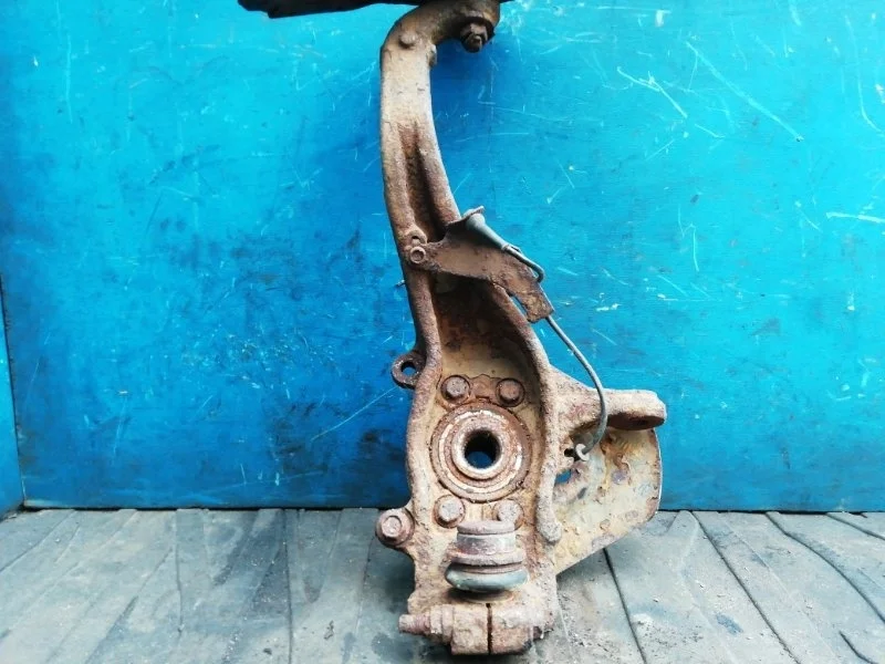 Поворотный кулак Nissan Navara D40 2005-2014 40015EB000, передний левый