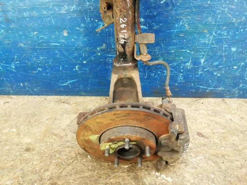 Поворотный кулак Ford Focus 3 2011-2019 AV613K170, передний правый