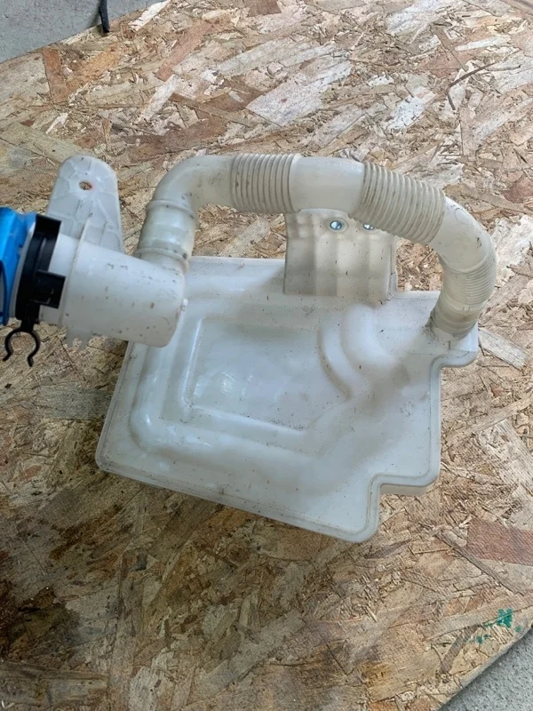 Бачок омывателя Volkswagen Golf 2005-2009 Plus