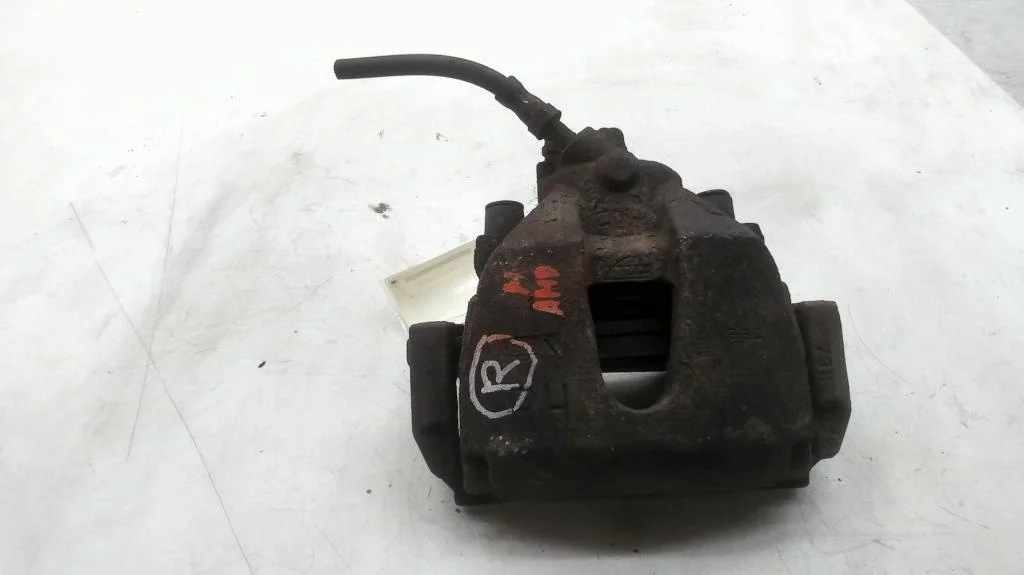 Суппорт передний правый Ford Focus