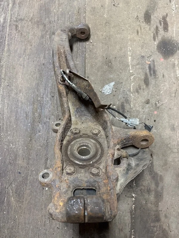 Кулак поворотный левый Nissan Navara (D40) 2004-2015 2011