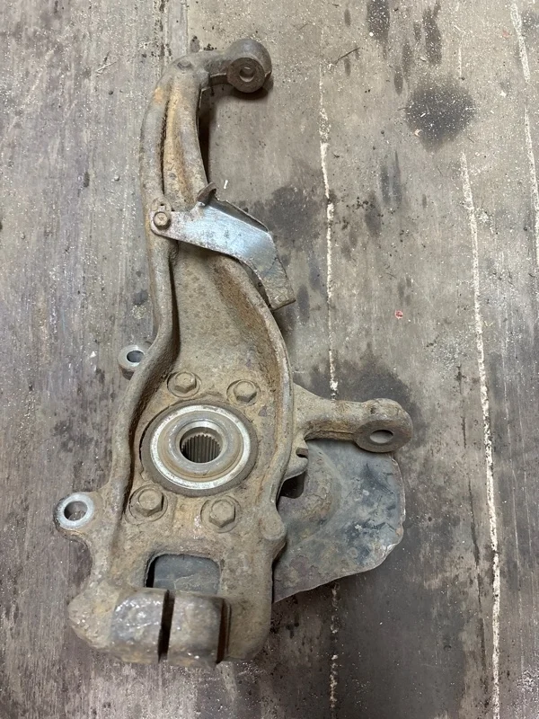 Кулак поворотный левый Nissan Navara (D40) 2004-2015 2008