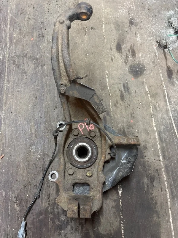 Кулак поворотный левый Nissan Pathfinder (R51M) 2004-2013 2005 Внедорожник