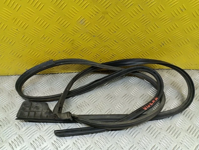 Уплотнитель стекла двери (бархотка) Nissan Navara (D40) 2004-2015 2007 Пикап