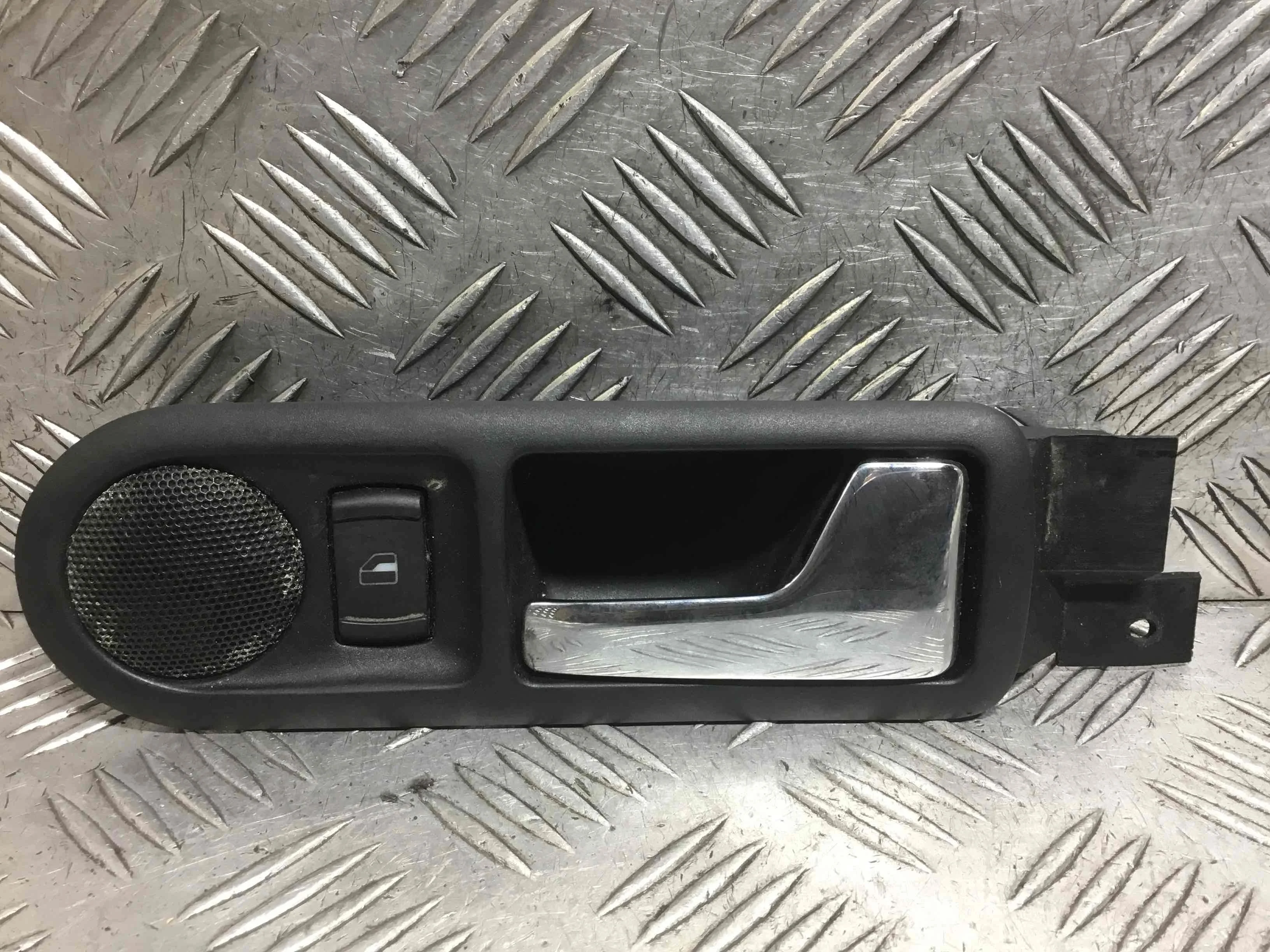 Ручка внутренняя задняя правая Volkswagen Golf 4 поколение (1997-2004) бензин 1.4 i Механика Х/б