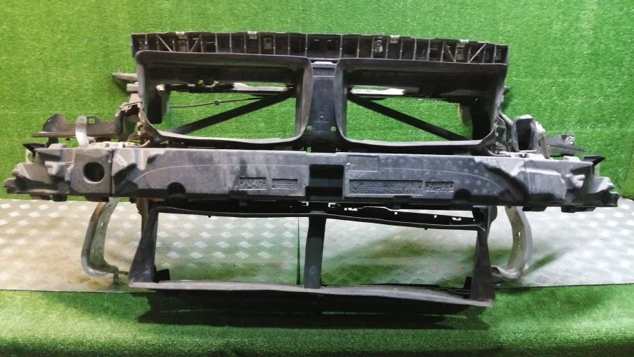 верхняя планка рамки радиатора Bmw B46A20B F48 Bmw X1 B46A20B F48 51647434544,51647301592,51647426633,51647426634,51647342501,51647342502