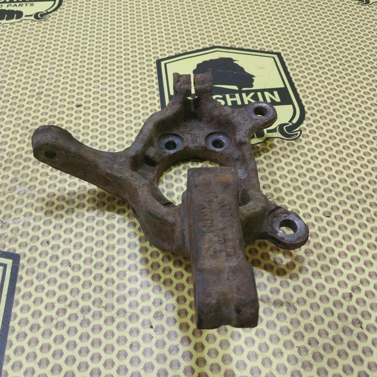 Кулак поворотный цапфа Nissan Juke 2011 F15