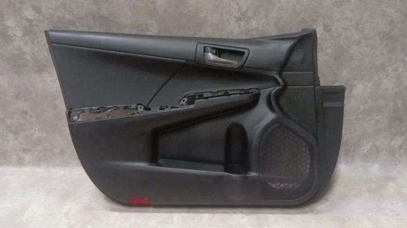 Обшивка двери передняя левая Toyota Camry XV50/55