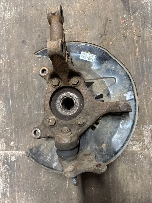 Кулак поворотный правый Toyota Rav 4 (CA40) (2012-2019) 2015
