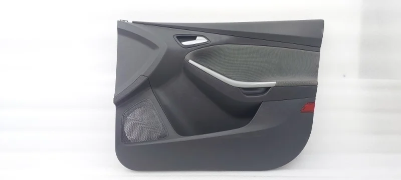Обшивка двери Ford Focus 2013 CB8