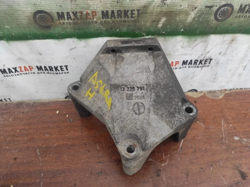 Кронштейн двигателя Opel Astra H 13226751 1.4, правый