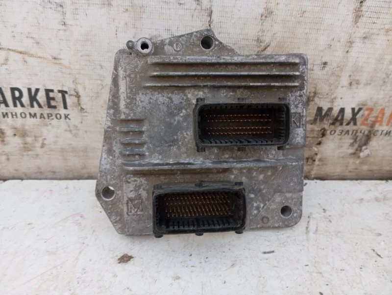 Блок управления двигателем Opel Astra H 2004-2015 55562549