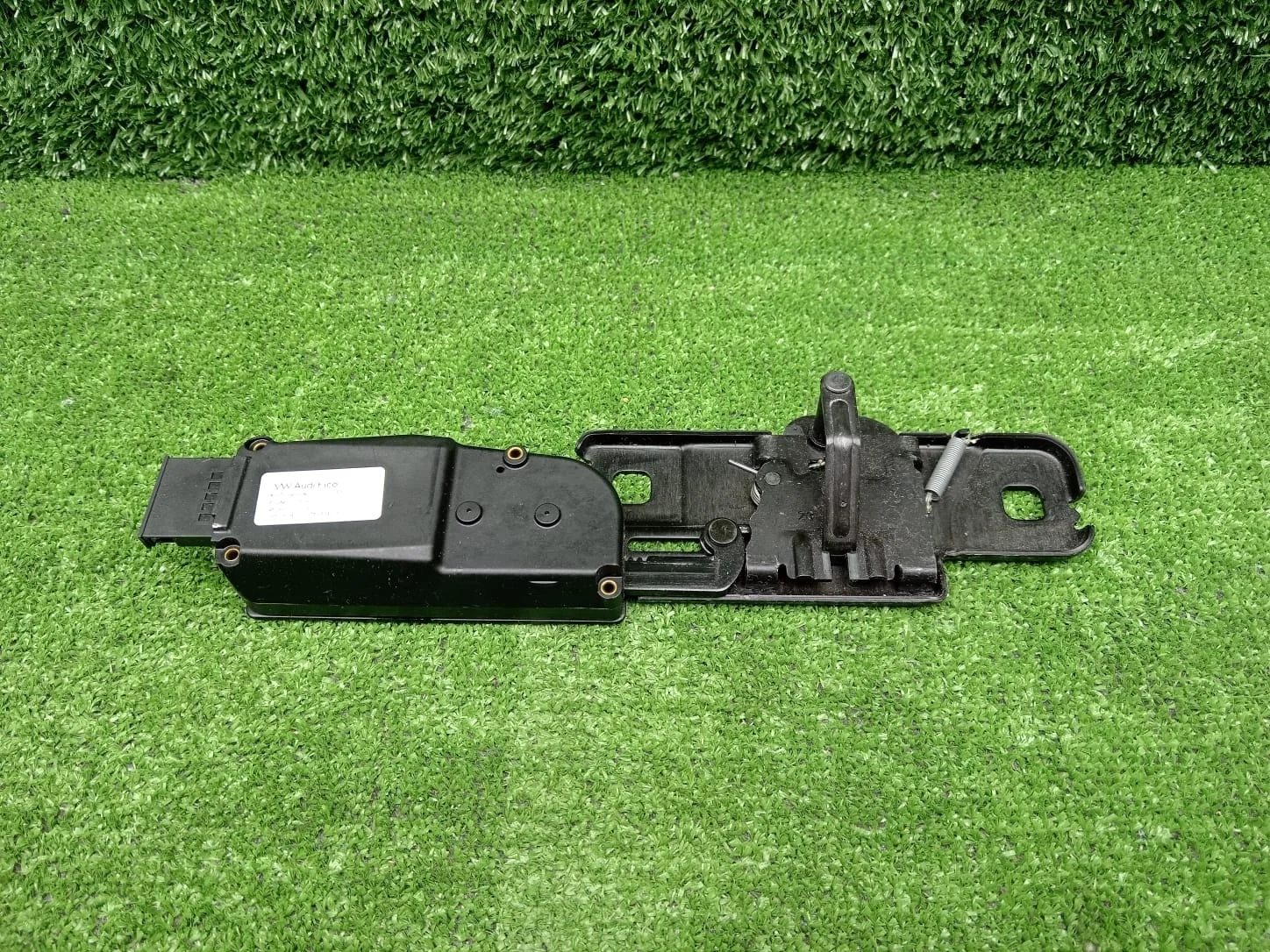 Замок крышки багажника Audi S4 B8  CAKA 4WD  4F9827383E