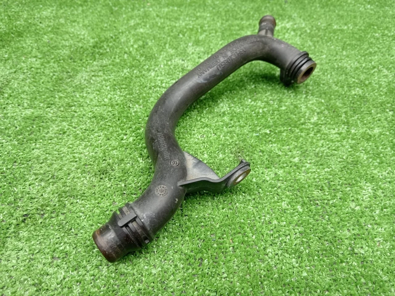 Патрубок охлаждения Audi Q5 8R  CDN 4WD  06H121065D