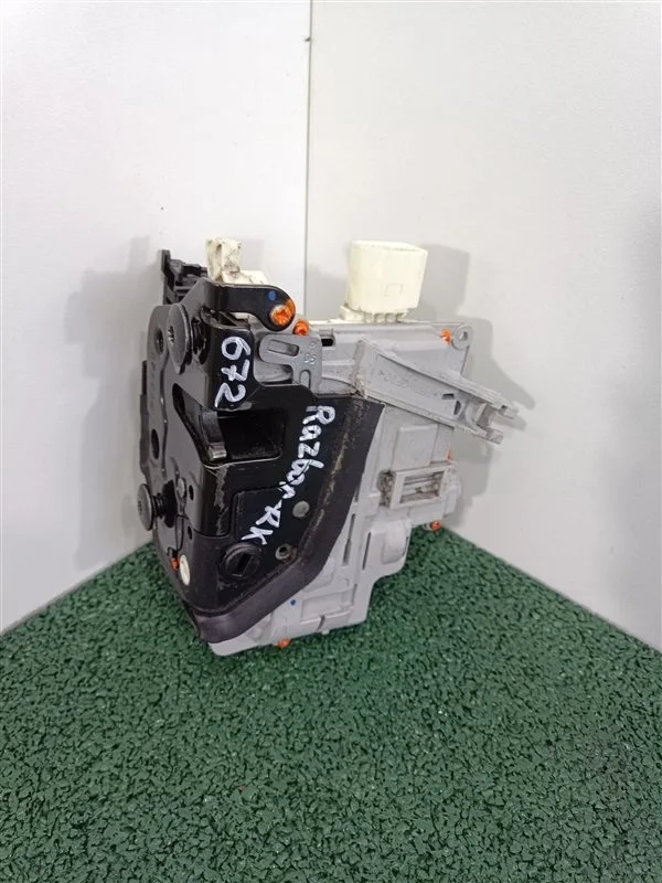 Замок двери Vw Passat B7 2011 3C4839016A, задний правый
