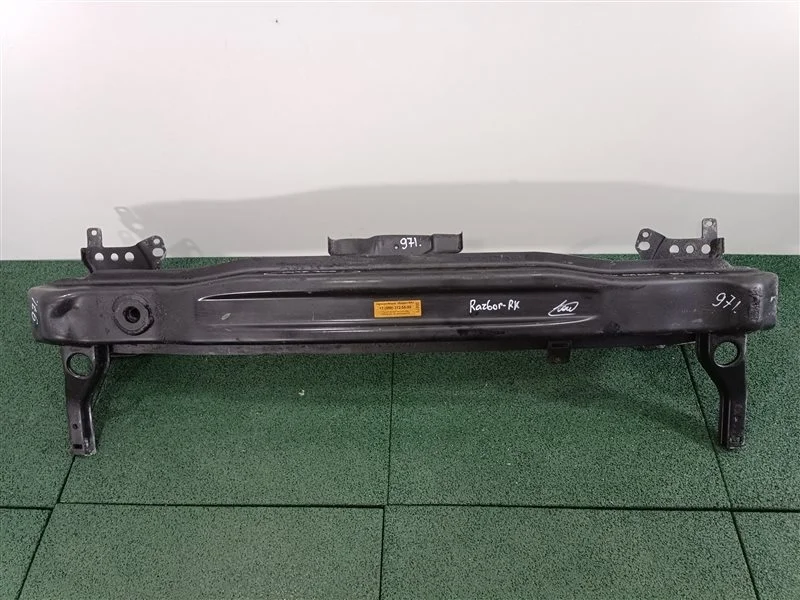 Усилитель бампера Vw Passat B7 2011 3AA807109B, передний
