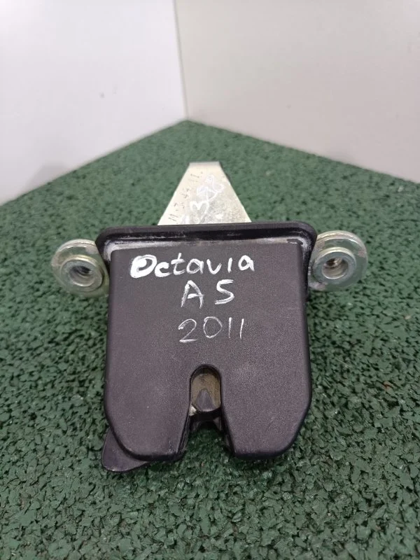 Замок багажника Skoda Octavia 2011 1Z5827501E A5 BSE