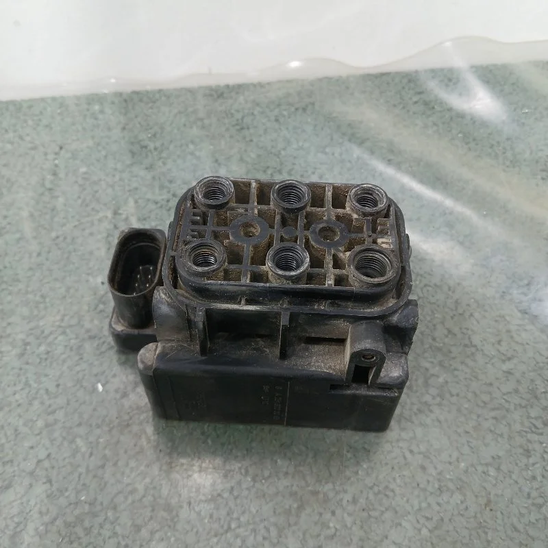 Блок клапанов пневмоподвески Mercedes-Benz S 2006 A2513200058 W221 M273.961