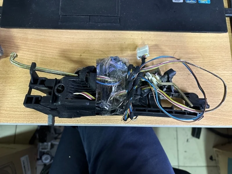 Кронштейн ручки двери Mercedes S-Class 2000 A2207601734 S220 113.960, задний левый