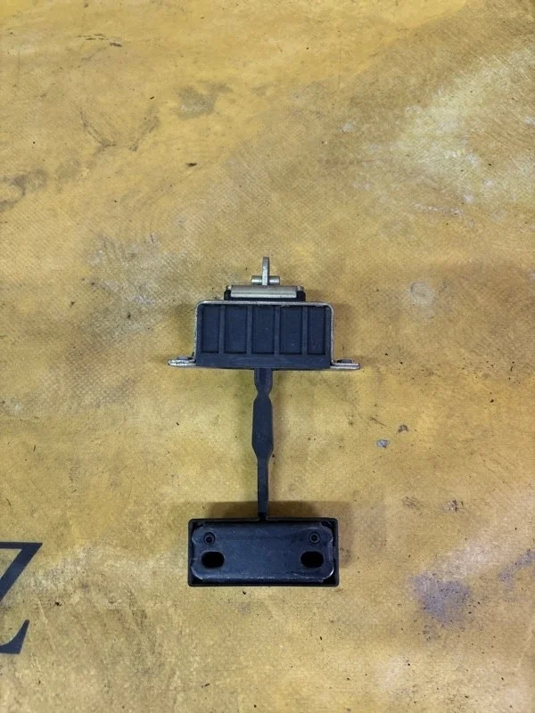 Ограничитель двери Mercedes S-Class 2000 A2207300016 S220 113.960, задний правый