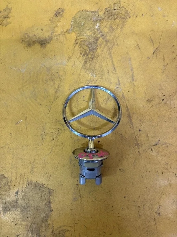 Эмблема Mercedes E-Class 2009 A2218800086 E212 272.980
