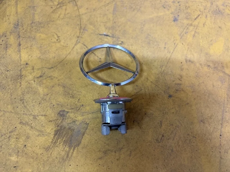 Эмблема Mercedes S-Class 2009 A2218800086 S221 272.965