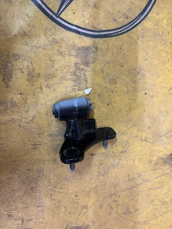 Петля двери Mercedes E-Class 2009 A2047201837 E212 272.980, передняя правая