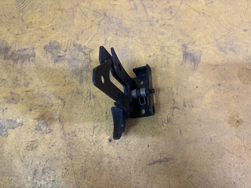 Крюк замка капота Mercedes C-Class 2010 A2048800064 C204 271.860