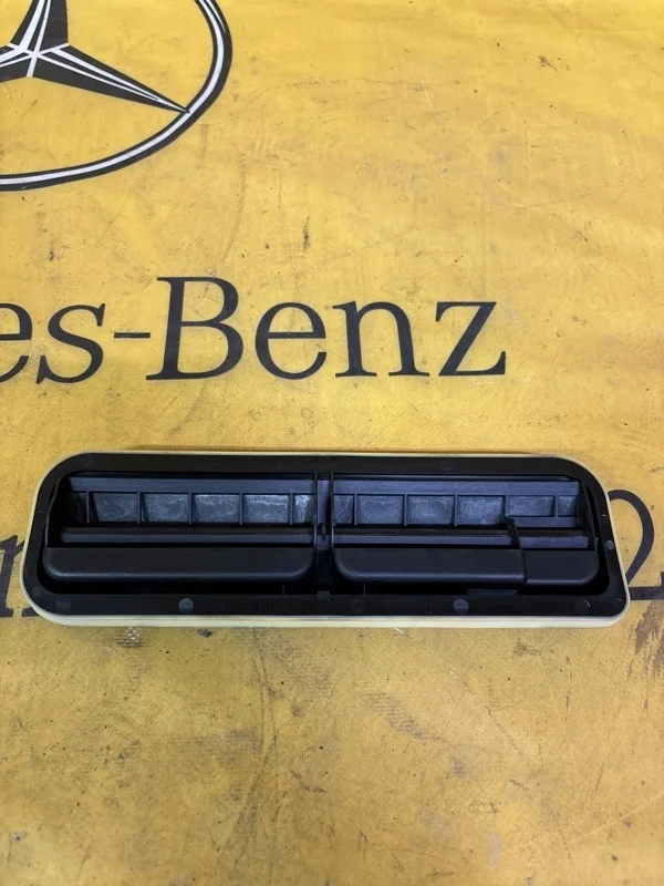 Решетка вентиляционная Mercedes E-Class 2009 A2128300242 E212 272.980