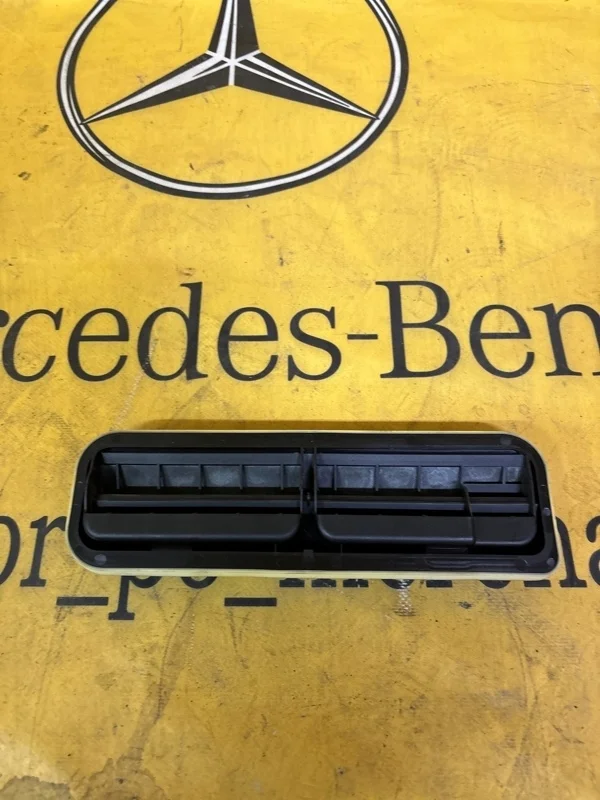 Решетка вентиляционная Mercedes E-Class 2009 A2128300242 E212 272.980