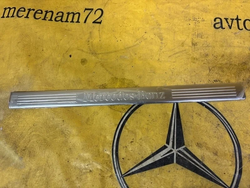 Накладка на порог салона Mercedes E-Class 2009 A2126860936 E212 272.980, передняя правая