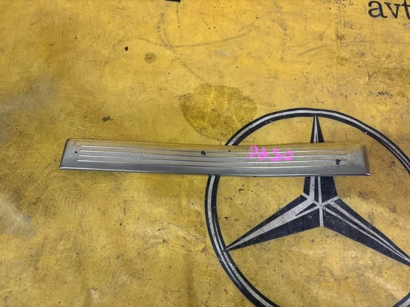 Накладка на порог салона Mercedes E-Class 2009 A2126861236 E212 272.980, задняя правая