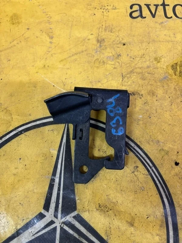 Крюк замка капота Mercedes C-Class 2010 A2048800064 C204 272.947