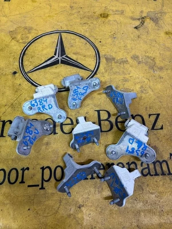 Петля двери Mercedes C-Class 2010 A2047201637 C204 272.947, передняя правая